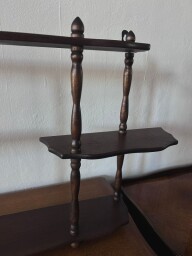 Vintage drevená polica na koreničky